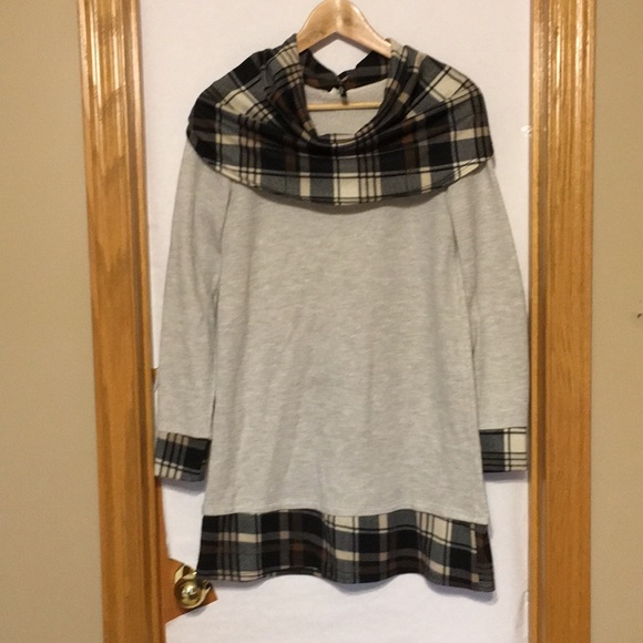 Bellamie Tops - Plaid accented tunic